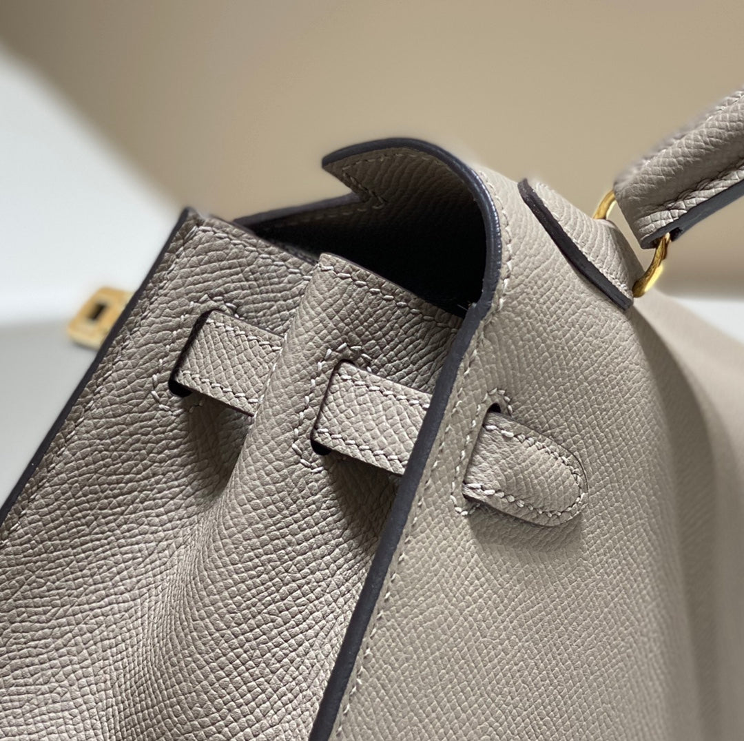 KELLY MINI 20 TASCHE AUS HELLBRAUNEM KALBSLEDER MIT GOLDENEN BESCHLÄGEN (AUF BESTELLUNG GEFERTIGT)