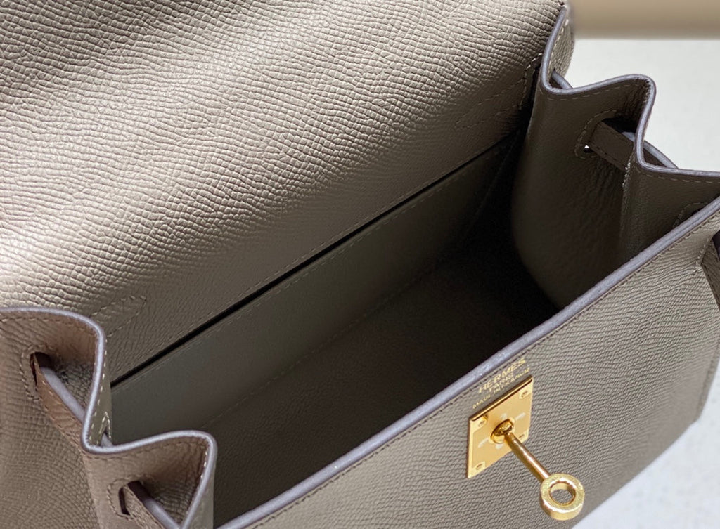 KELLY MINI 20 TASCHE AUS HELLBRAUNEM KALBSLEDER MIT GOLDENEN BESCHLÄGEN (AUF BESTELLUNG GEFERTIGT)