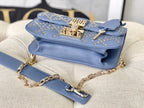 LIMITIERTE TASCHE 21 IN SAPHIRBLAUEM LAMMLEDER