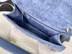 LIMITIERTE TASCHE 21 IN SAPHIRBLAUEM LAMMLEDER