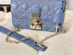 LIMITIERTE TASCHE 21 IN SAPHIRBLAUEM LAMMLEDER