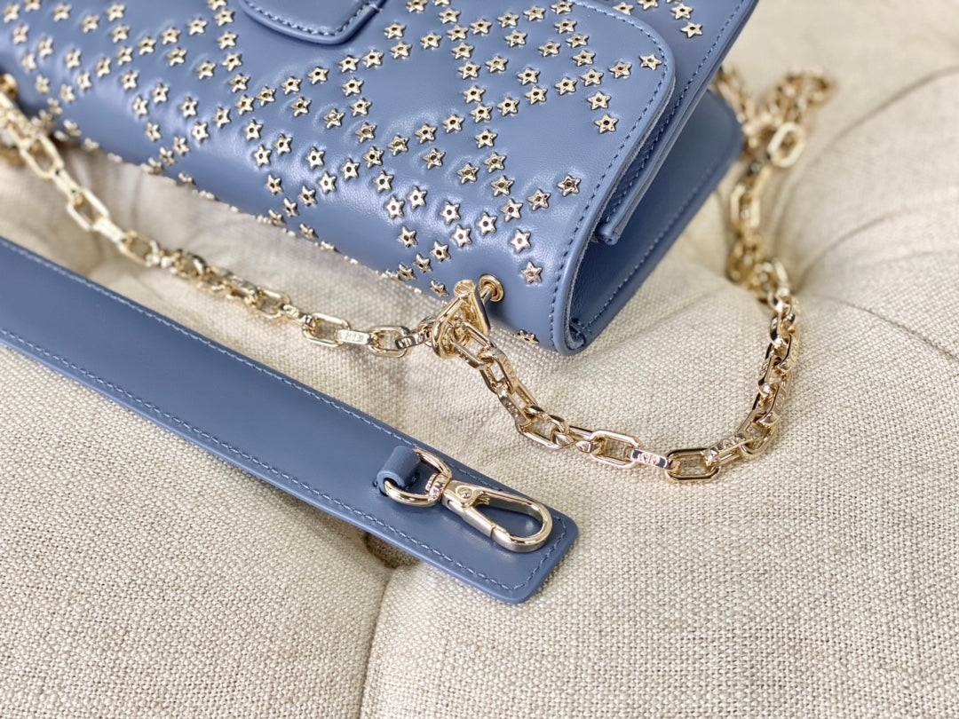 LIMITIERTE TASCHE 21 IN SAPHIRBLAUEM LAMMLEDER