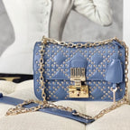 LIMITIERTE TASCHE 21 IN SAPHIRBLAUEM LAMMLEDER