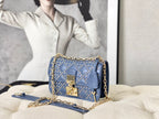 LIMITIERTE TASCHE 21 IN SAPHIRBLAUEM LAMMLEDER