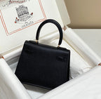 KELLY MINI 20 TASCHE AUS SCHWARZEM KALBSLEDER MIT GOLDENEN BESCHLÄGEN (AUF BESTELLUNG GEFERTIGT)