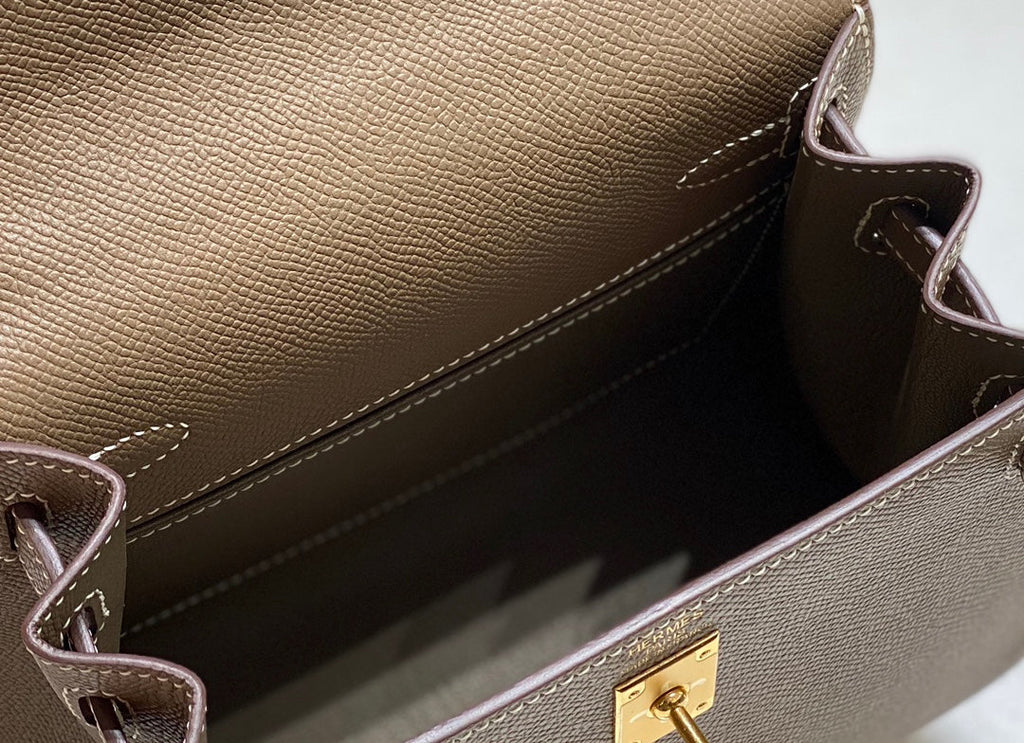 KELLY MINI 20 TASCHE AUS MITTELBRAUNEM KALBSLEDER MIT GOLDENEN BESCHLÄGEN (AUF BESTELLUNG GEFERTIGT)