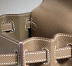 KELLY MINI 20 TASCHE AUS MITTELBRAUNEM KALBSLEDER MIT GOLDENEN BESCHLÄGEN (AUF BESTELLUNG GEFERTIGT)