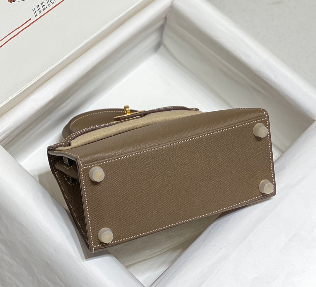 KELLY MINI 20 TASCHE AUS MITTELBRAUNEM KALBSLEDER MIT GOLDENEN BESCHLÄGEN (AUF BESTELLUNG GEFERTIGT)