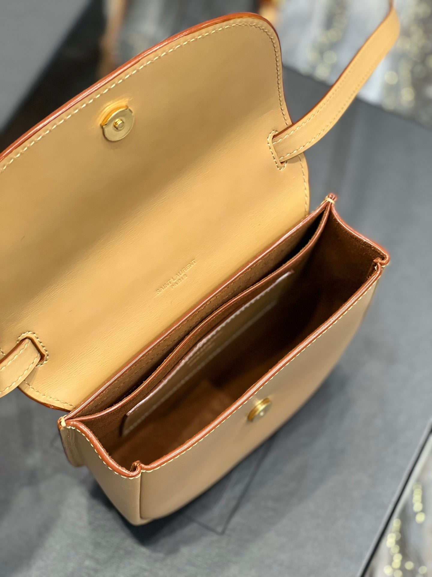 KAIA KLEINE 18 HANDTASCHE IN GELB-CREME-KALBSLACK