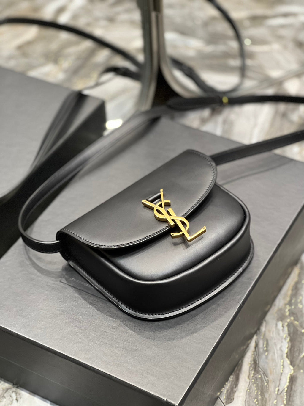 KAIA KLEINE 18 HANDTASCHE AUS SCHWARZEM KALBSLEDER