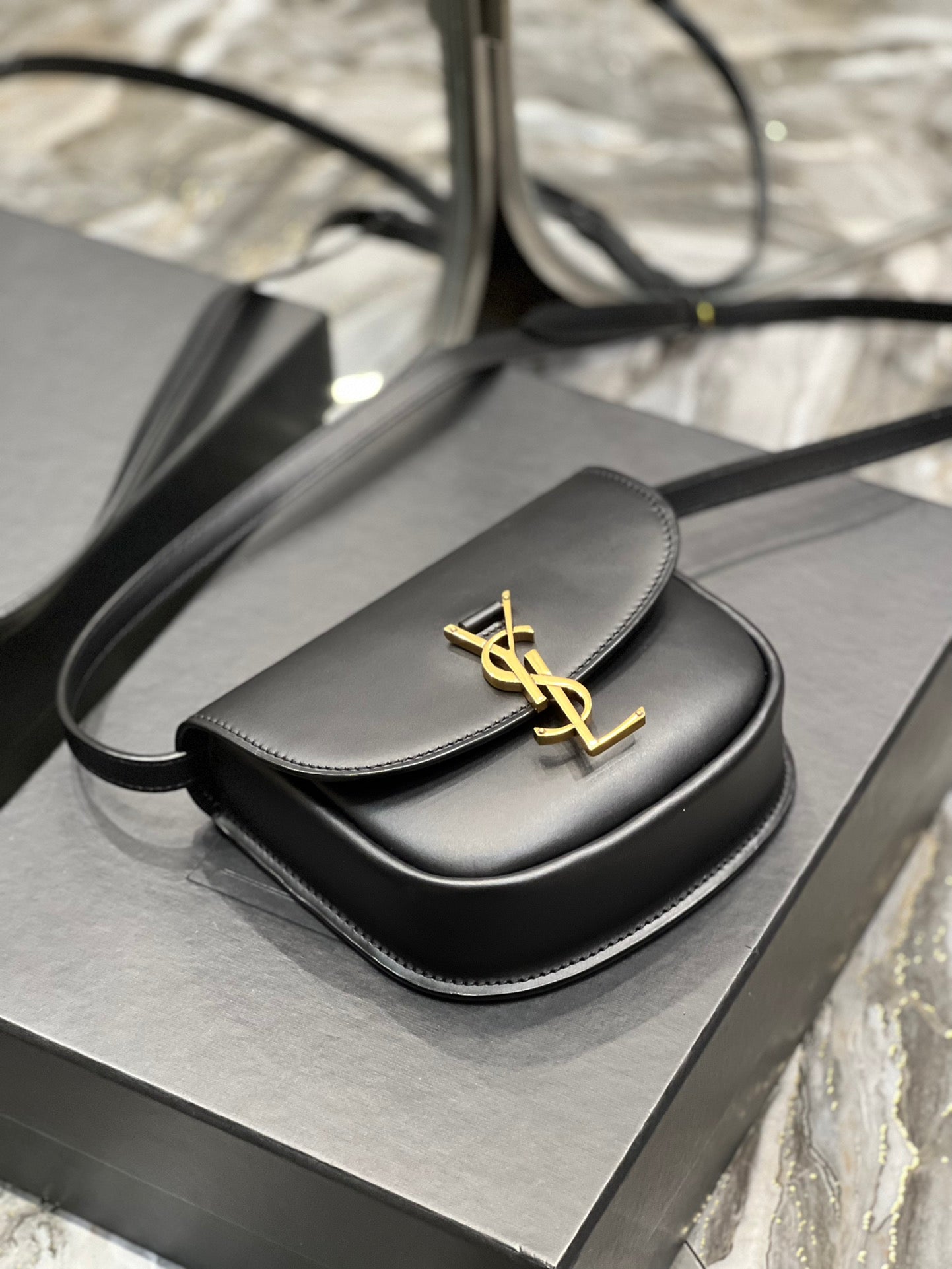 KAIA KLEINE 18 HANDTASCHE AUS SCHWARZEM KALBSLEDER