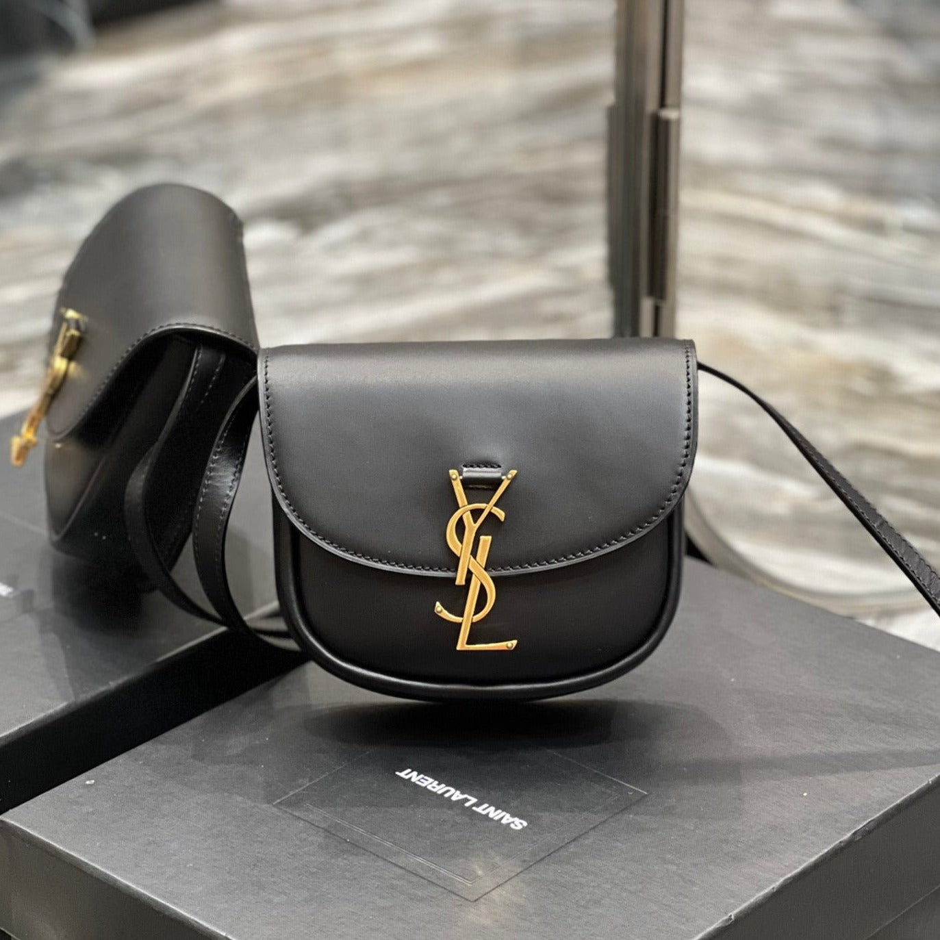 KAIA KLEINE 18 HANDTASCHE AUS SCHWARZEM KALBSLEDER