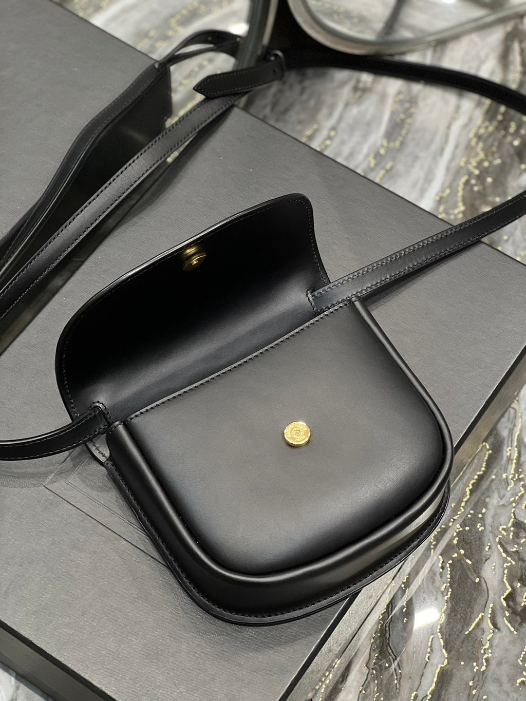 KAIA KLEINE 18 HANDTASCHE AUS SCHWARZEM KALBSLEDER