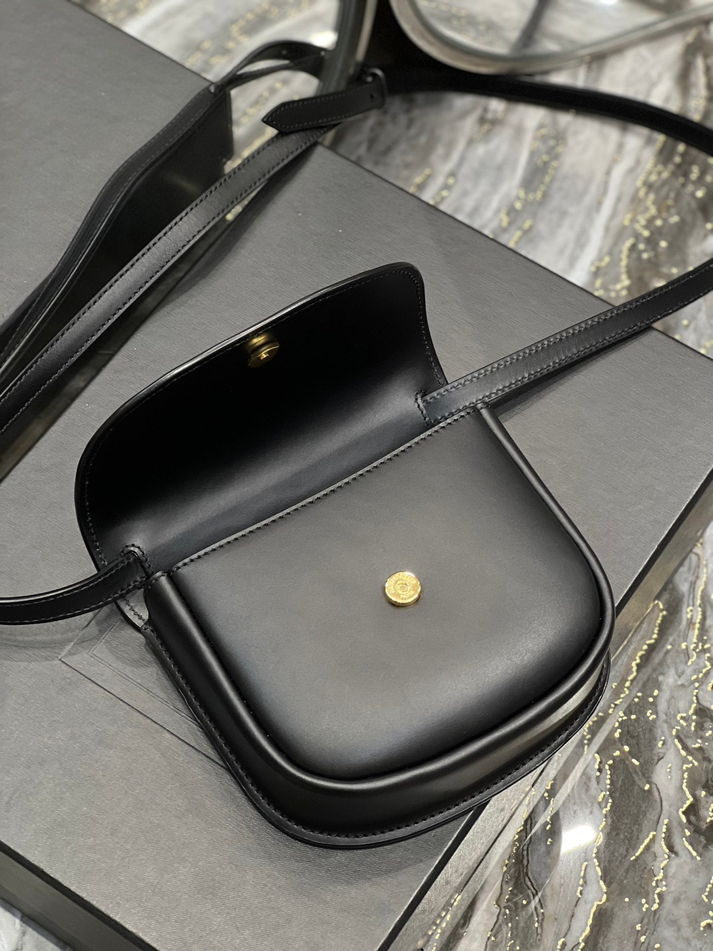 KAIA KLEINE 18 HANDTASCHE AUS SCHWARZEM KALBSLEDER