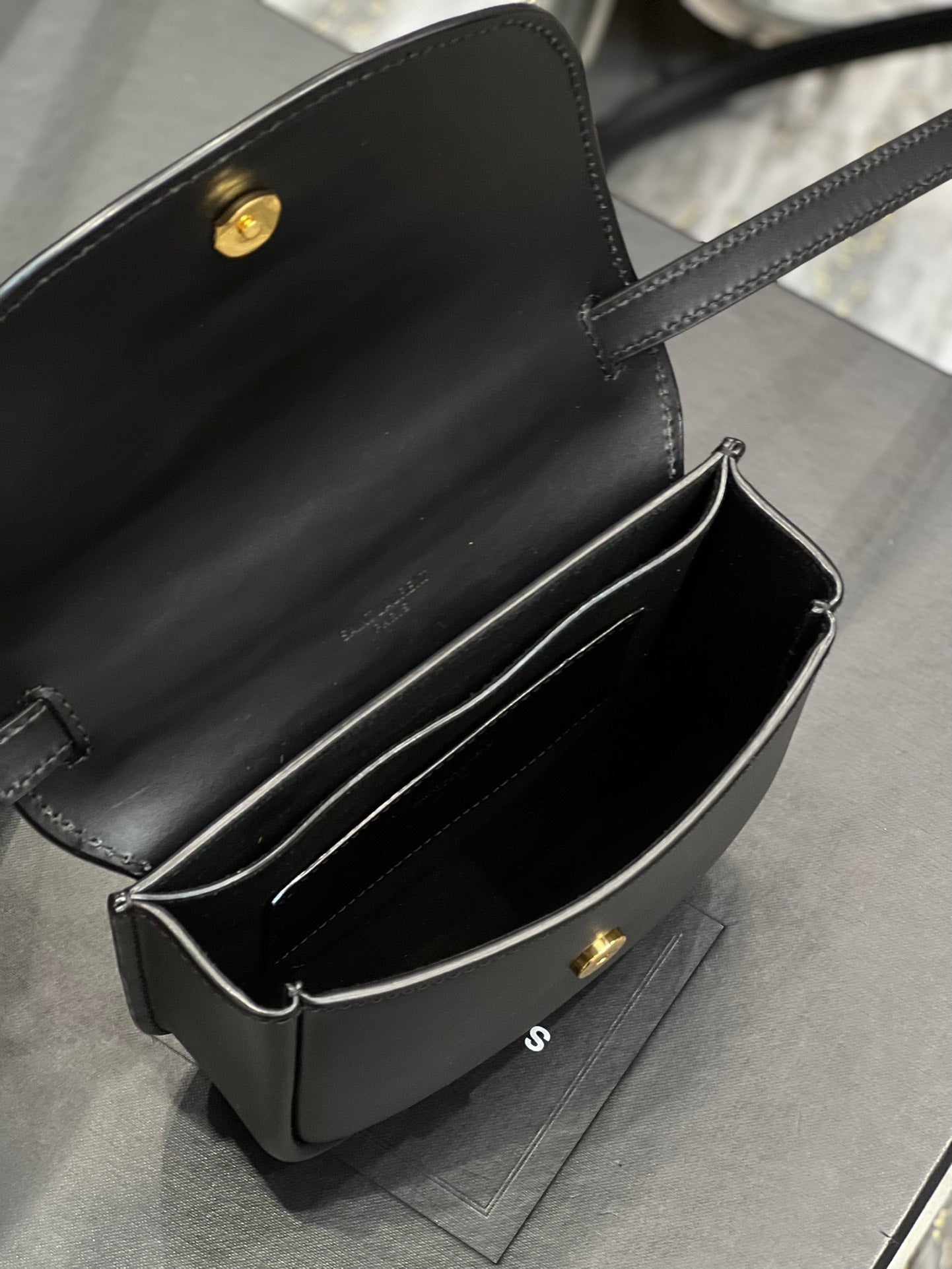 KAIA KLEINE 18 HANDTASCHE AUS SCHWARZEM KALBSLEDER