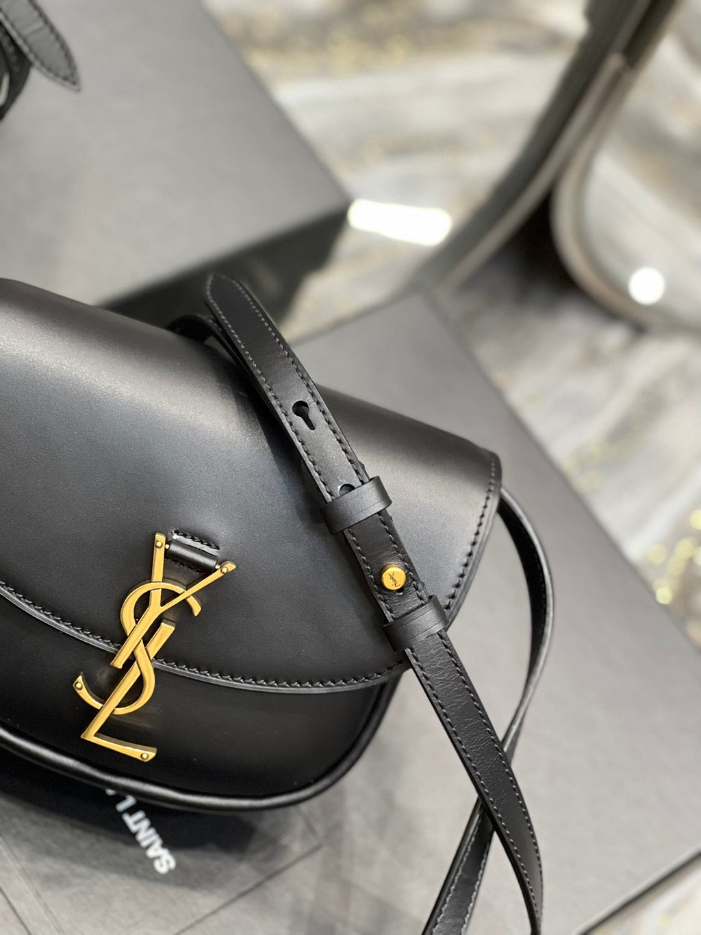 KAIA KLEINE 18 HANDTASCHE AUS SCHWARZEM KALBSLEDER