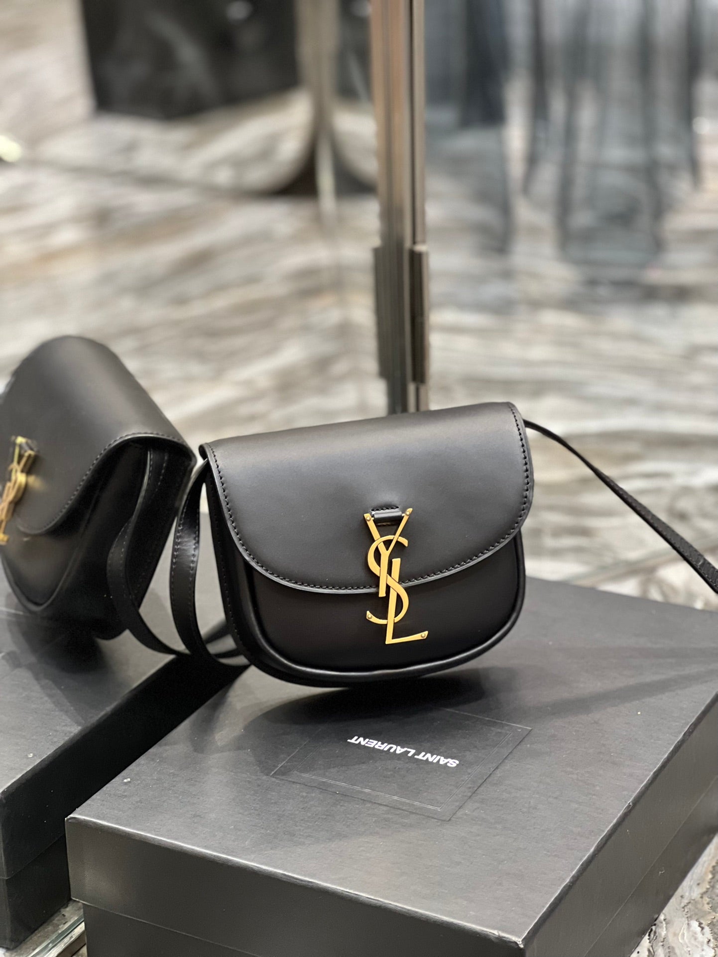 KAIA KLEINE 18 HANDTASCHE AUS SCHWARZEM KALBSLEDER