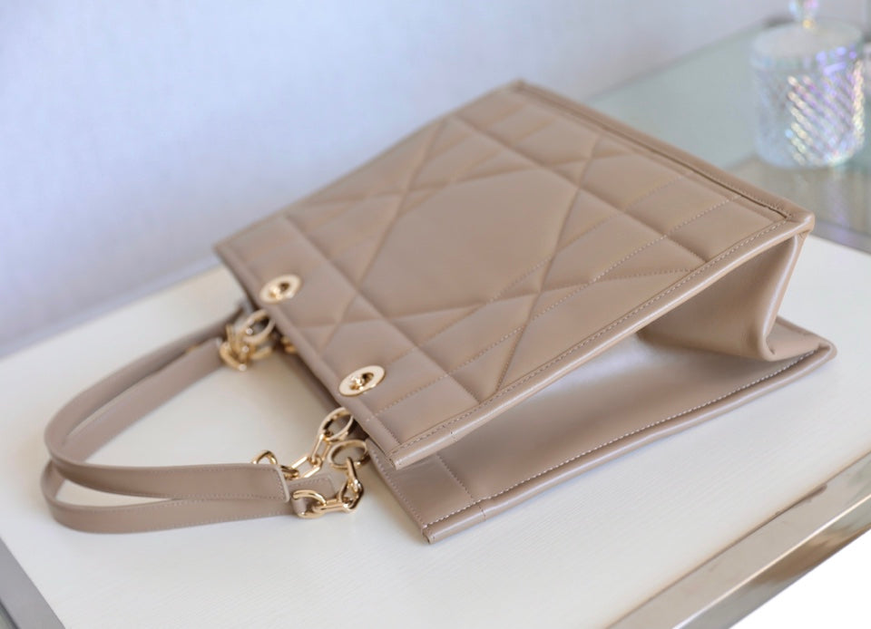 Große Tragetasche, Buchgröße 36, aus beigefarbenem Kalbsleder