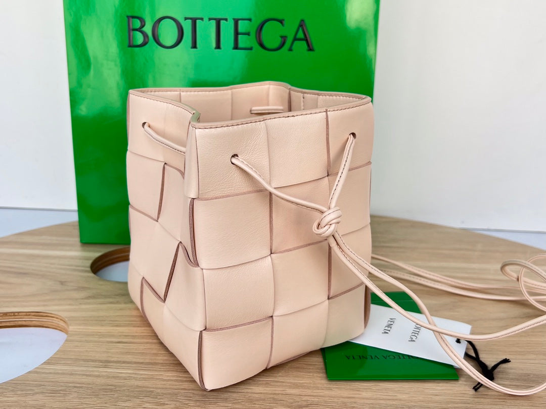 KLEINER KASSETTEN-BUCKET 18 ZOLL HELLROSA KALBSLEDER