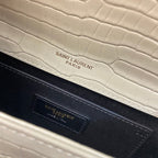 KATE TASSEL 24 KROKODILMUSTER KALBSLEDER WEISS MIT GOLDENEM LOGO