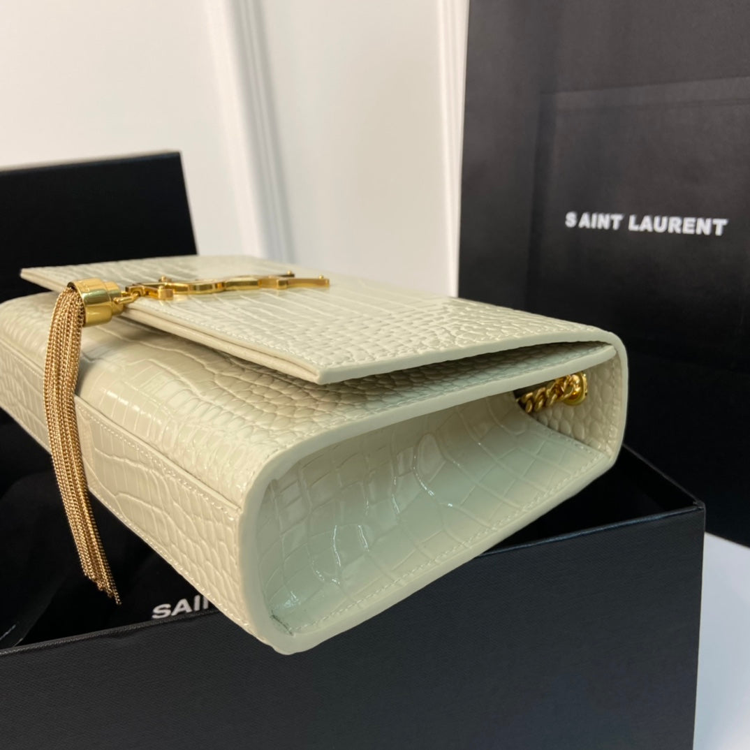 KATE TASSEL 24 KROKODILMUSTER KALBSLEDER WEISS MIT GOLDENEM LOGO