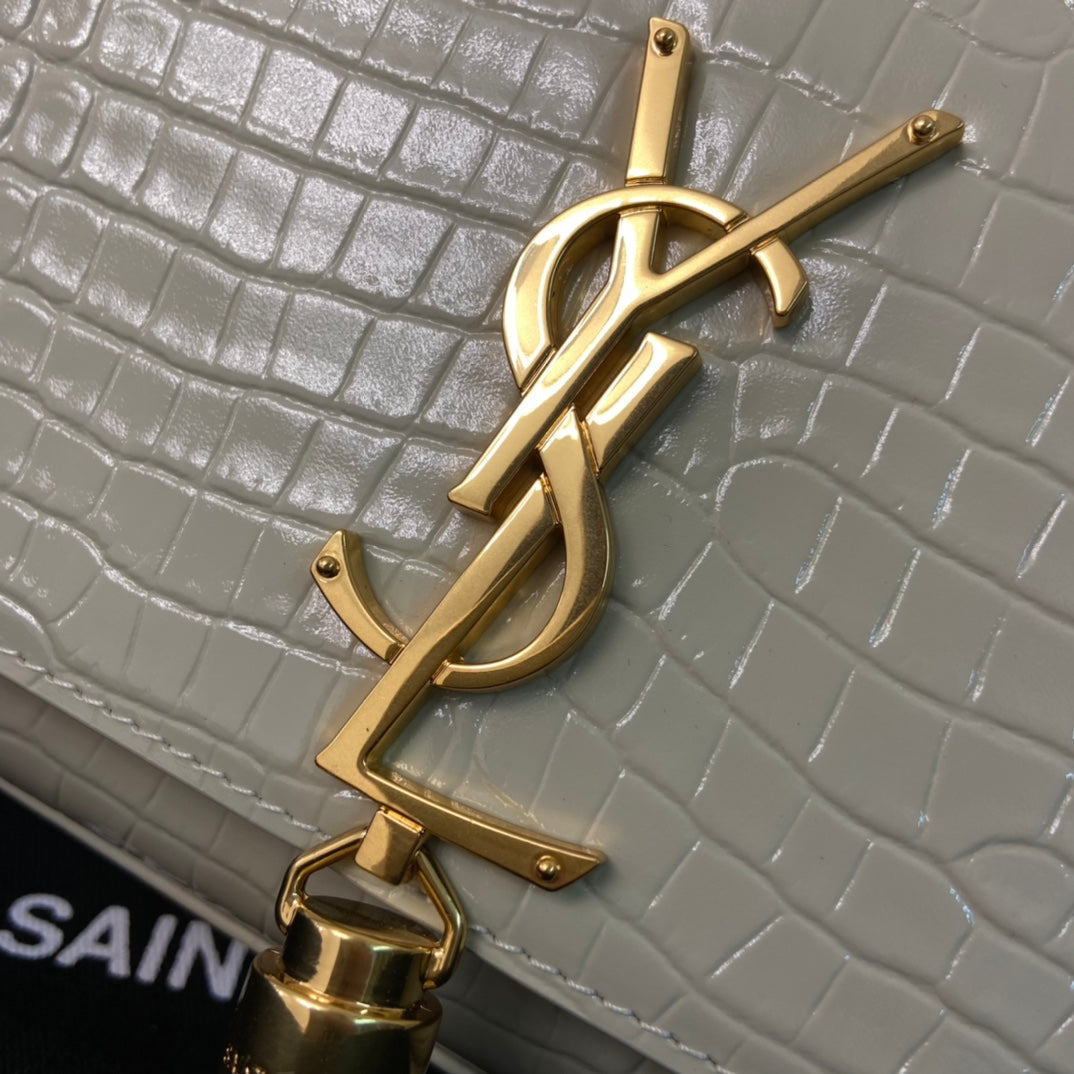 KATE TASSEL 24 KROKODILMUSTER KALBSLEDER WEISS MIT GOLDENEM LOGO