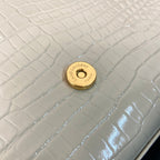 KATE TASSEL 24 KROKODILMUSTER KALBSLEDER WEISS MIT GOLDENEM LOGO