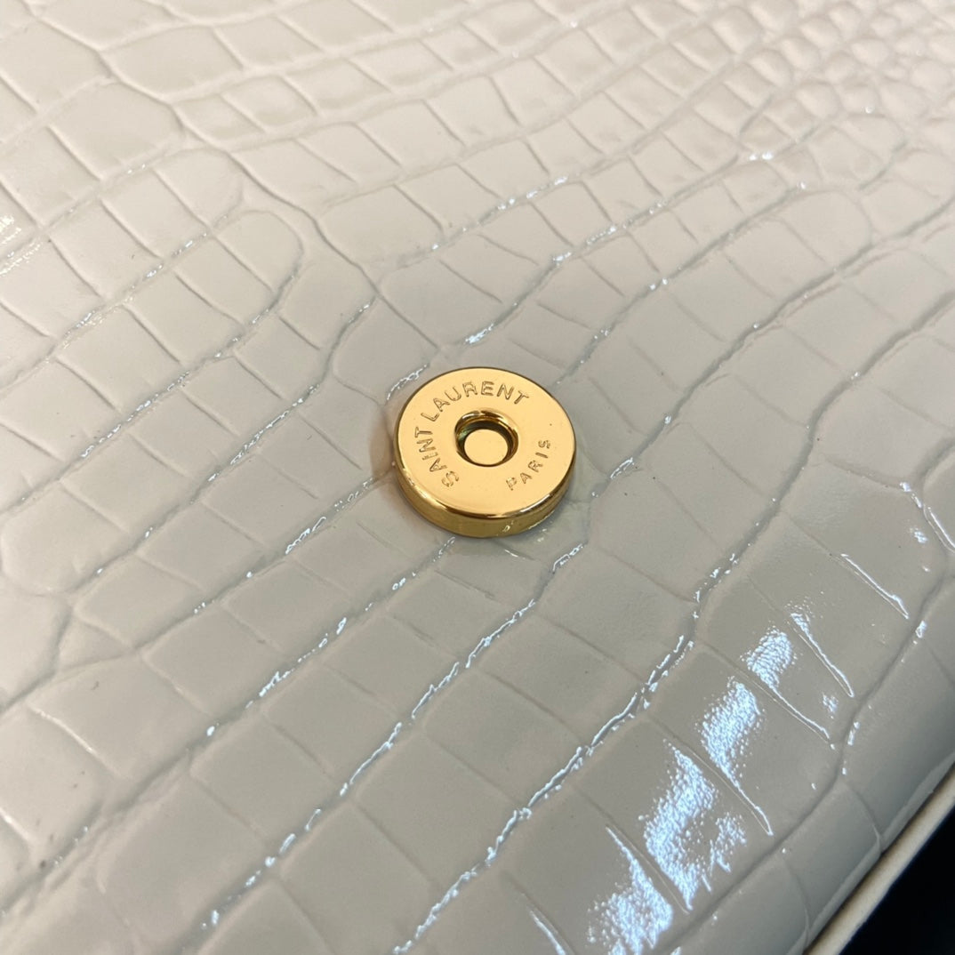 KATE TASSEL 24 KROKODILMUSTER KALBSLEDER WEISS MIT GOLDENEM LOGO