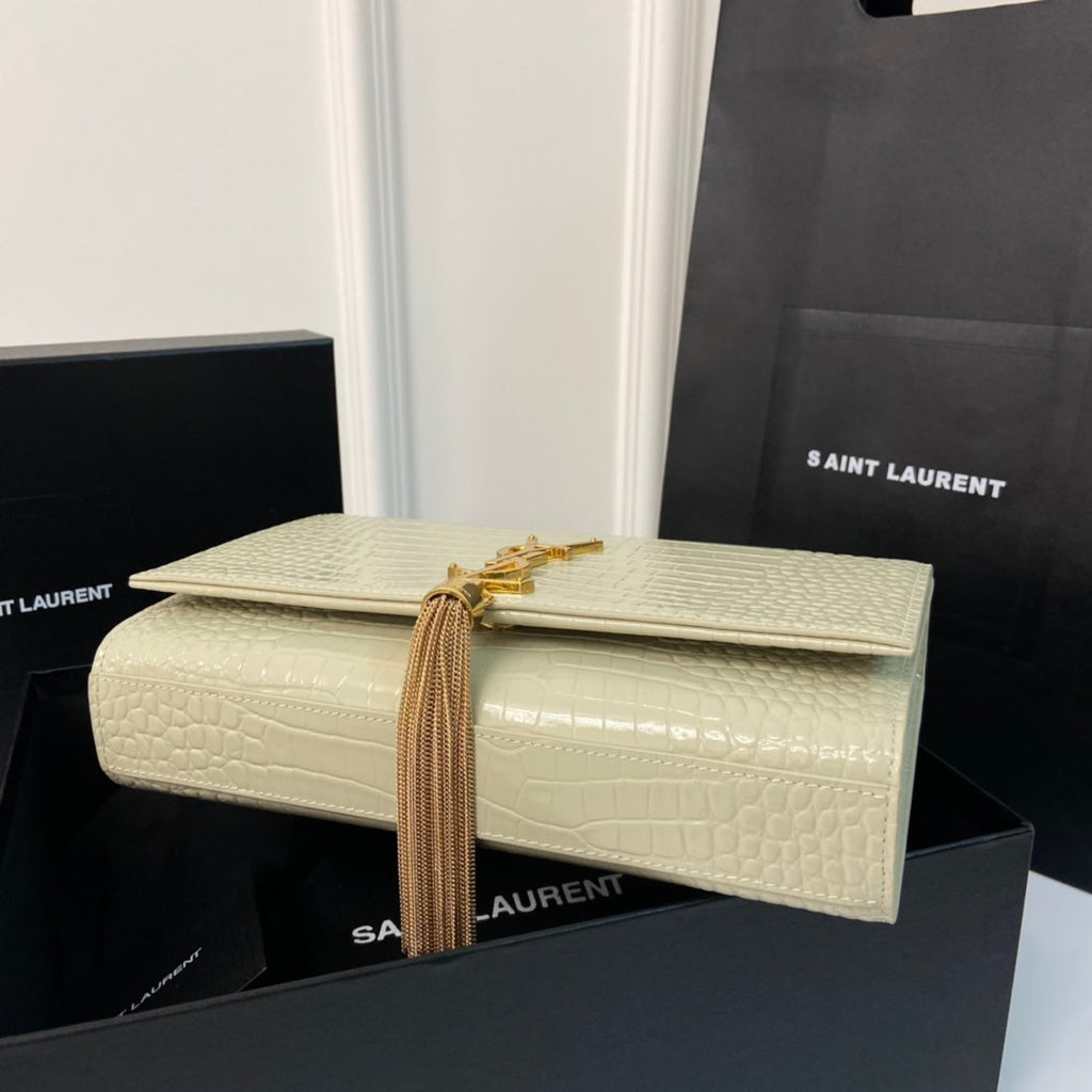 KATE TASSEL 24 KROKODILMUSTER KALBSLEDER WEISS MIT GOLDENEM LOGO