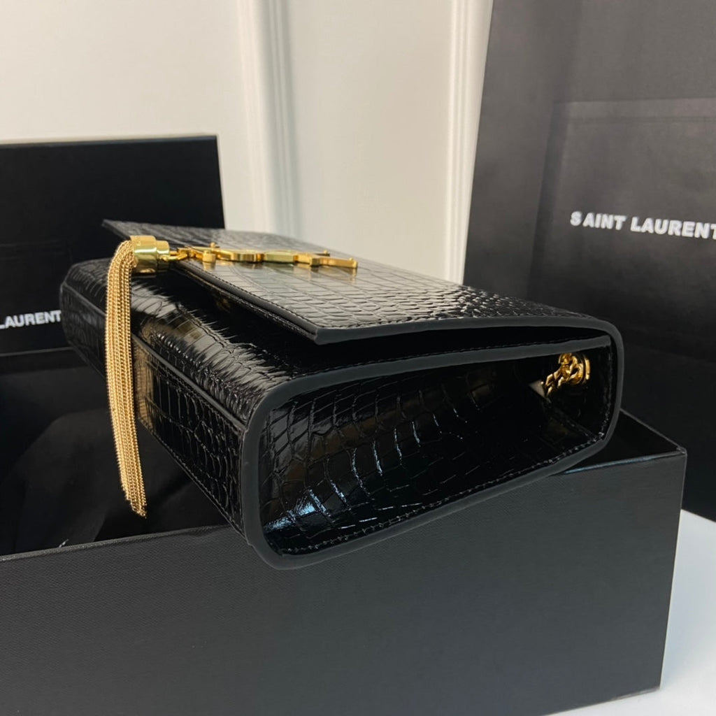 KATE TASSEL 24 KROKODILMUSTER KALBSLEDER SCHWARZ MIT GOLDENEM LOGO