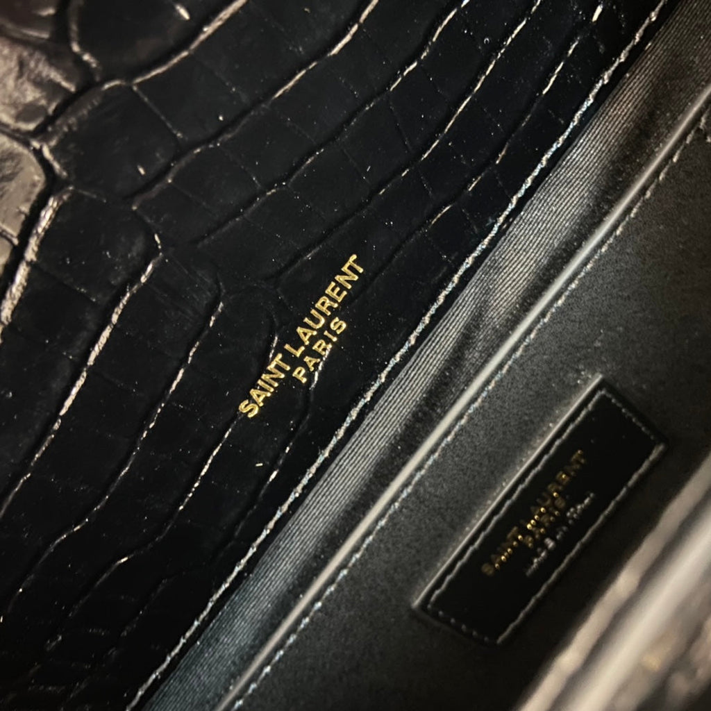 KATE TASSEL 24 KROKODILMUSTER KALBSLEDER SCHWARZ MIT GOLDENEM LOGO