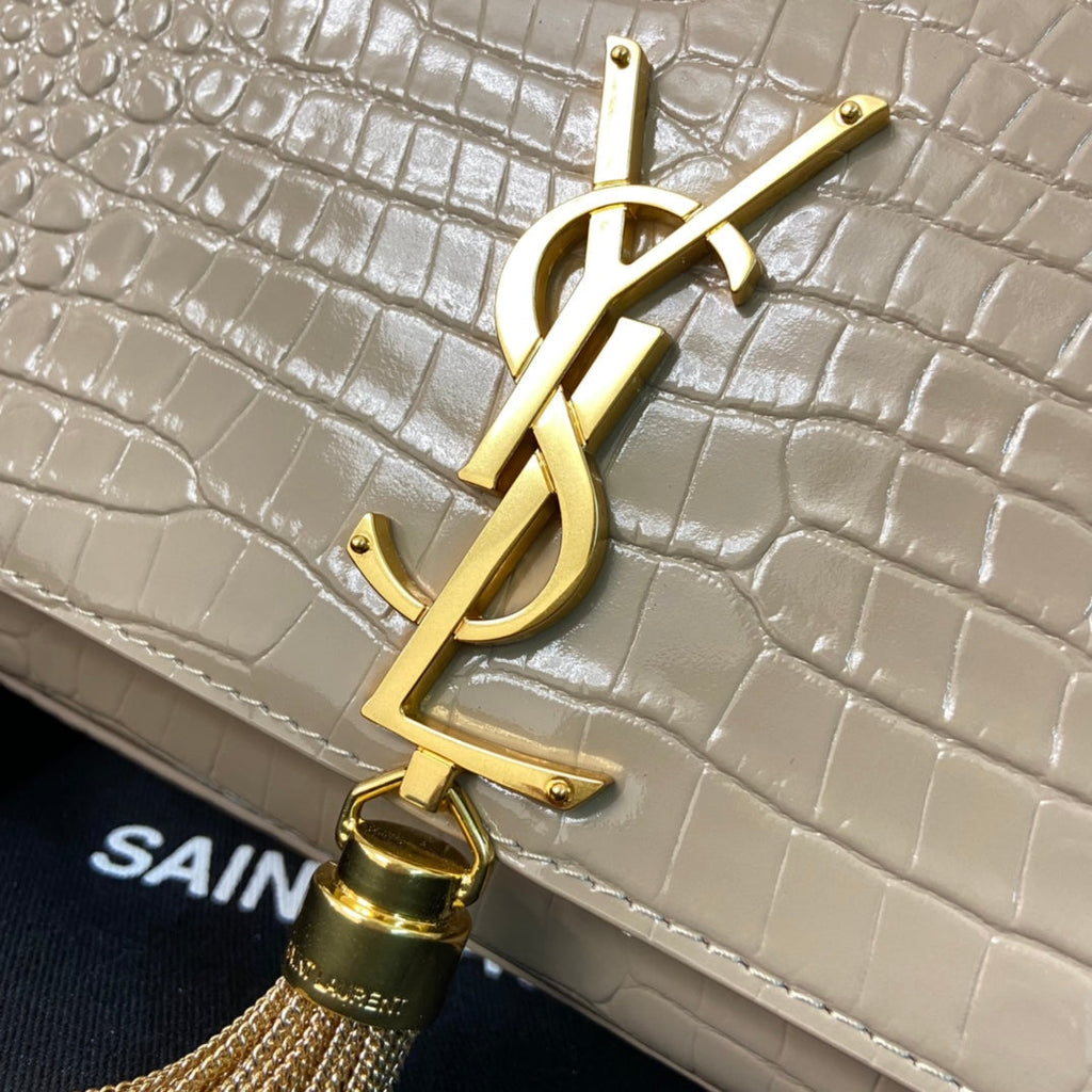 KATE TASSEL 24 KROKODILMUSTER KALBSLEDER BEIGE CREME MIT GOLDENEM LOGO