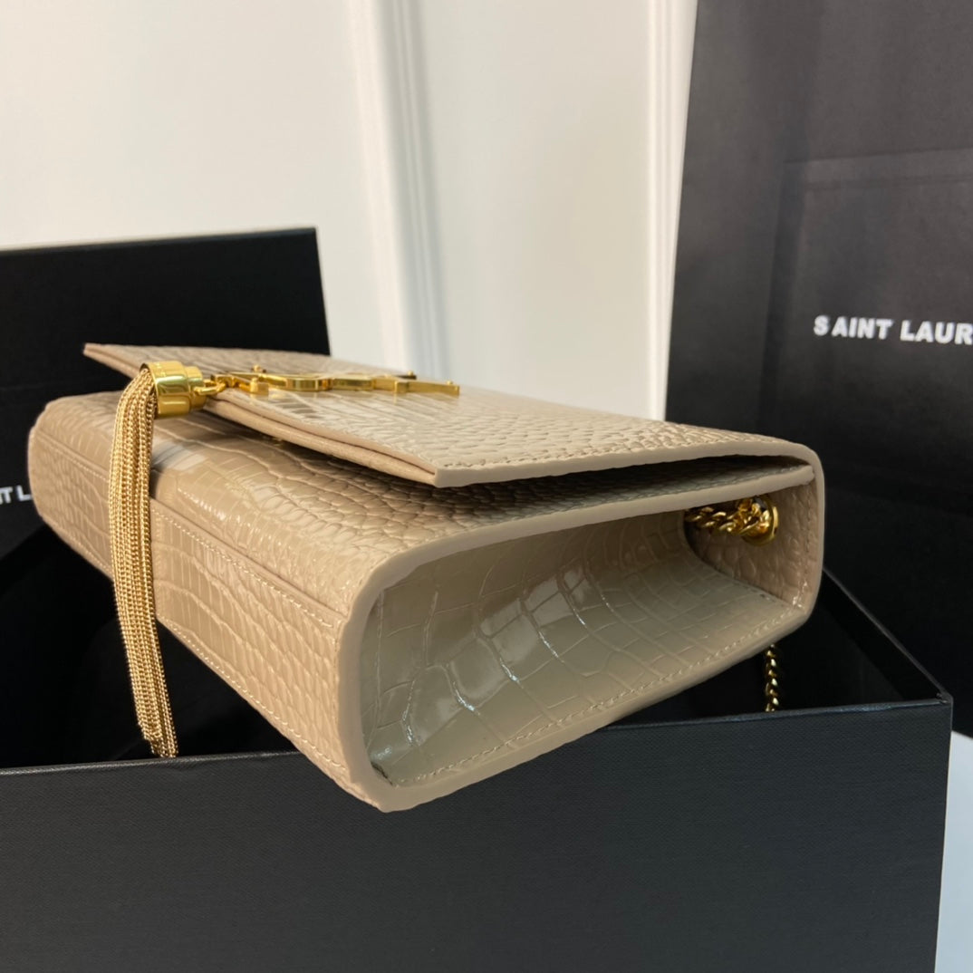 KATE TASSEL 24 KROKODILMUSTER KALBSLEDER BEIGE CREME MIT GOLDENEM LOGO