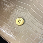 KATE TASSEL 24 KROKODILMUSTER KALBSLEDER BEIGE CREME MIT GOLDENEM LOGO