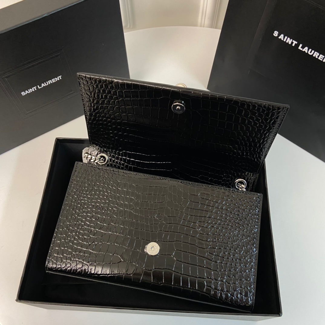 KATE TASSEL 24 KROKODILMUSTER-KALBLEDER SCHWARZ MIT SILBERNEN LOGO