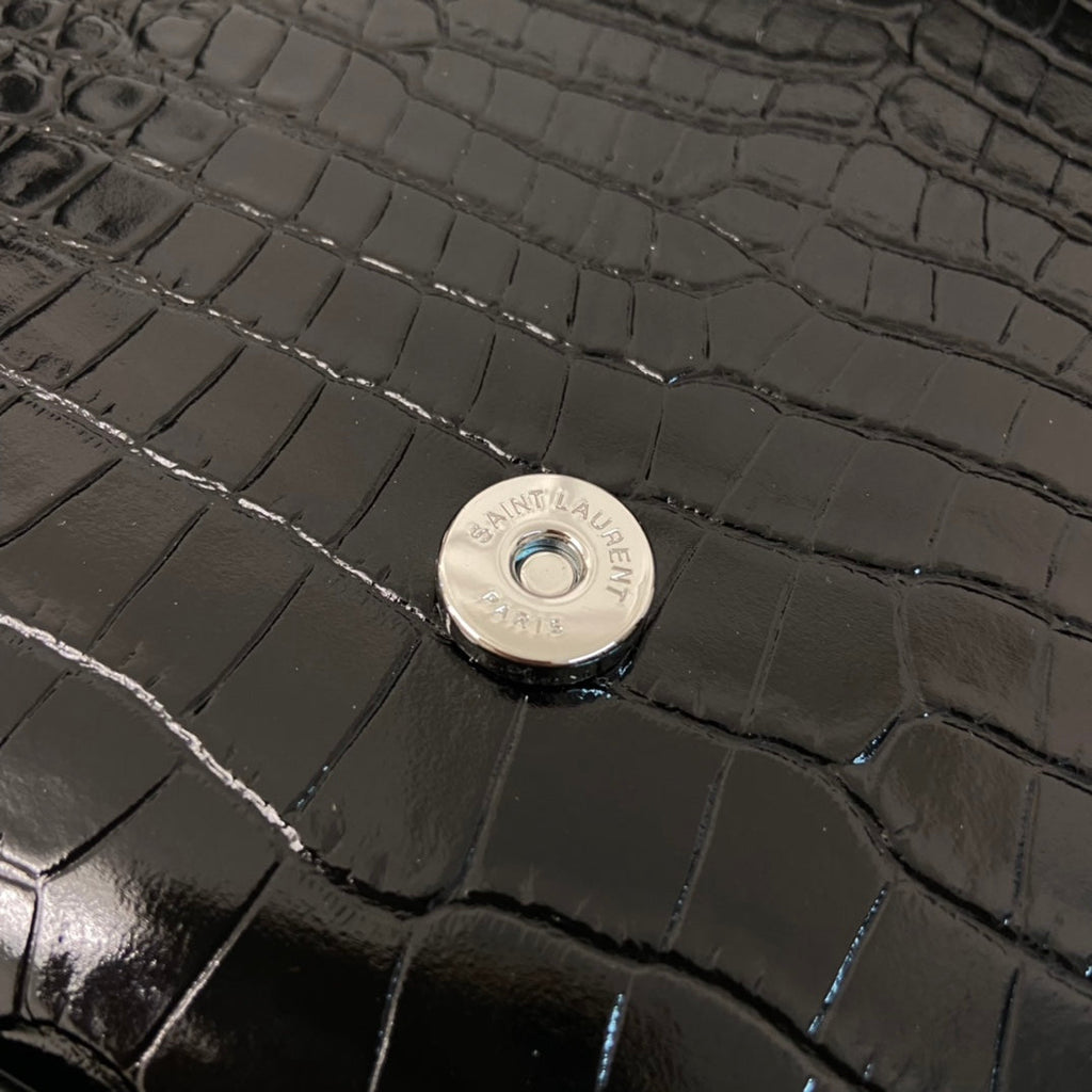 KATE TASSEL 24 KROKODILMUSTER-KALBLEDER SCHWARZ MIT SILBERNEN LOGO