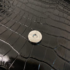 KATE TASSEL 24 KROKODILMUSTER-KALBLEDER SCHWARZ MIT SILBERNEN LOGO