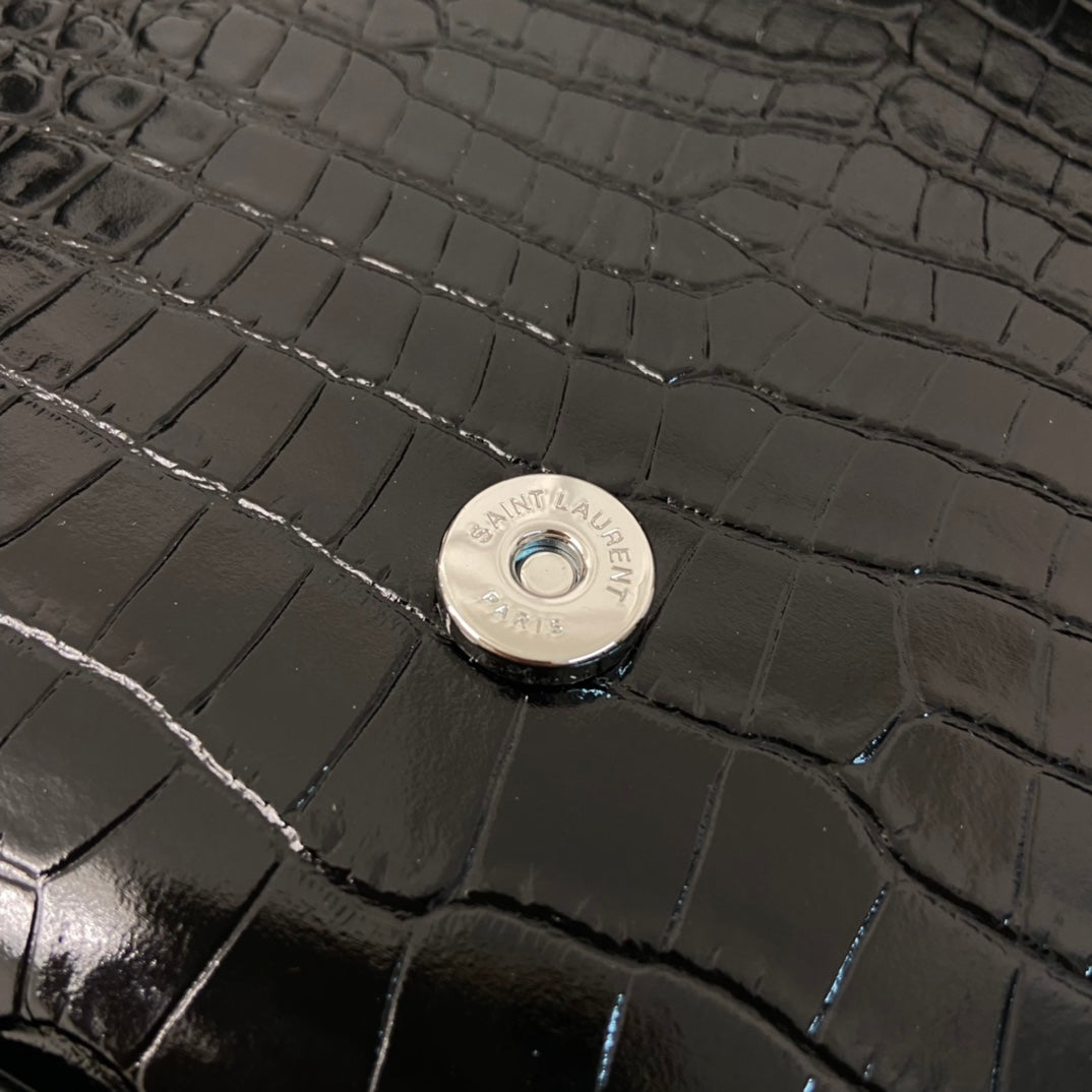 KATE TASSEL 24 KROKODILMUSTER-KALBLEDER SCHWARZ MIT SILBERNEN LOGO