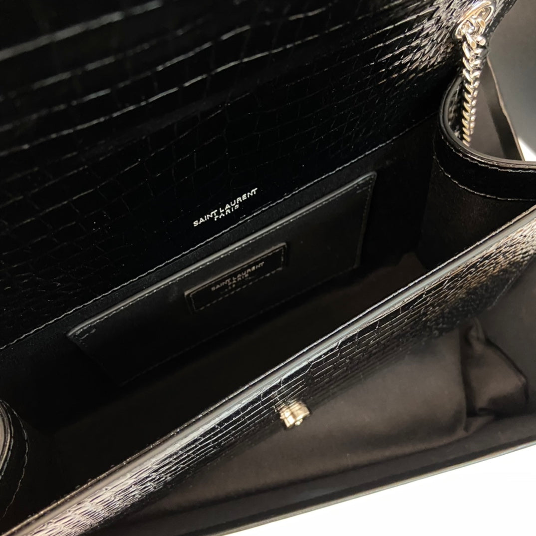 KATE TASSEL 24 KROKODILMUSTER-KALBLEDER SCHWARZ MIT SILBERNEN LOGO