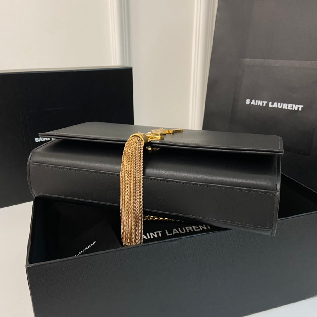 KATE TASSEL 24 SCHWARZES KALBSLEDER MIT GOLDENEM LOGO