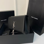 KATE TASSEL 24 SCHWARZES KALBSLEDER MIT SILBERNEN LOGO