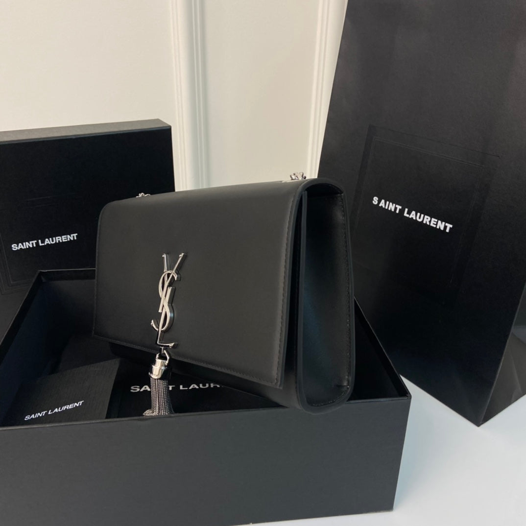 KATE TASSEL 24 SCHWARZES KALBSLEDER MIT SILBERNEN LOGO