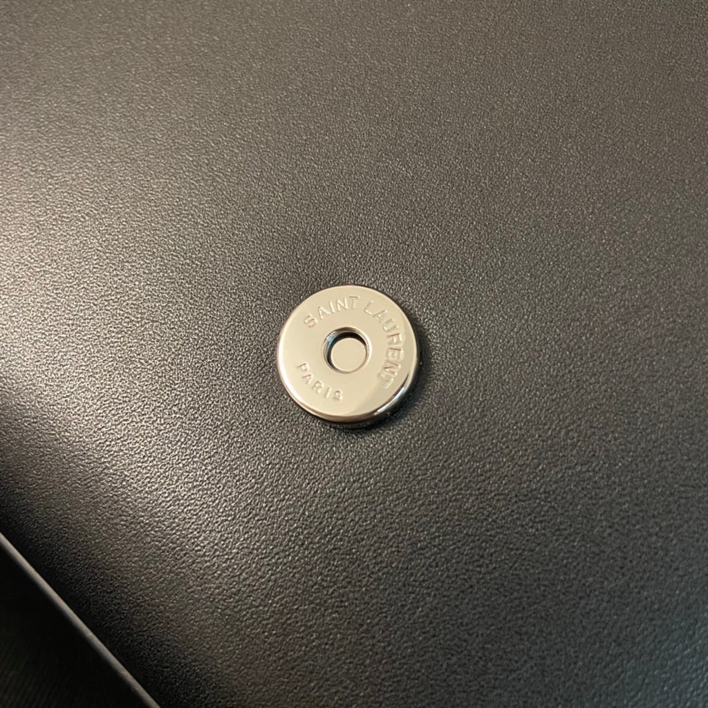 KATE TASSEL 24 SCHWARZES KALBSLEDER MIT SILBERNEN LOGO