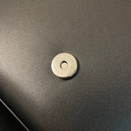 KATE TASSEL 24 SCHWARZES KALBSLEDER MIT SILBERNEN LOGO