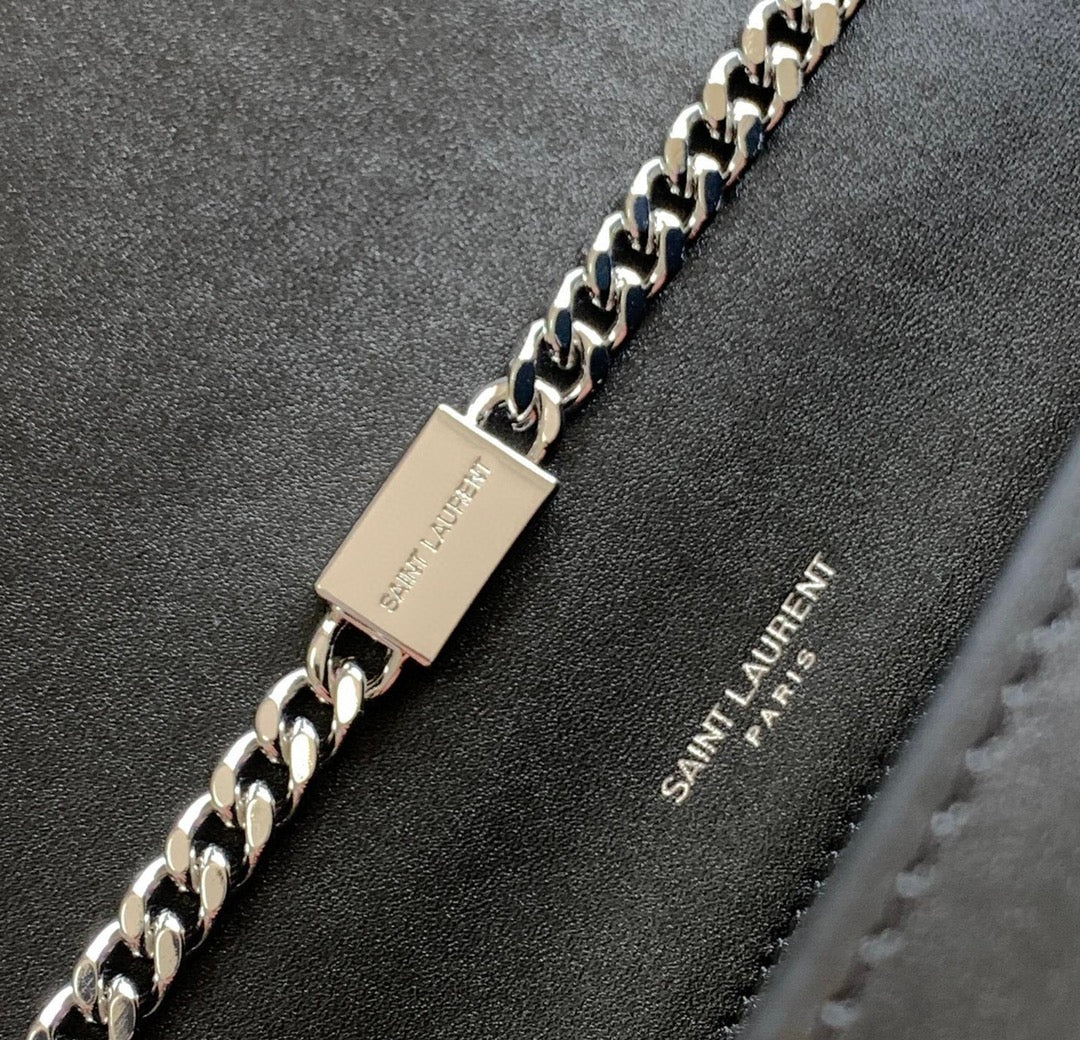 KATE TASSEL 24 SCHWARZES KALBSLEDER MIT SILBERNEN LOGO