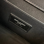 KATE TASSEL 24 SCHWARZES KALBSLEDER MIT SILBERNEN LOGO