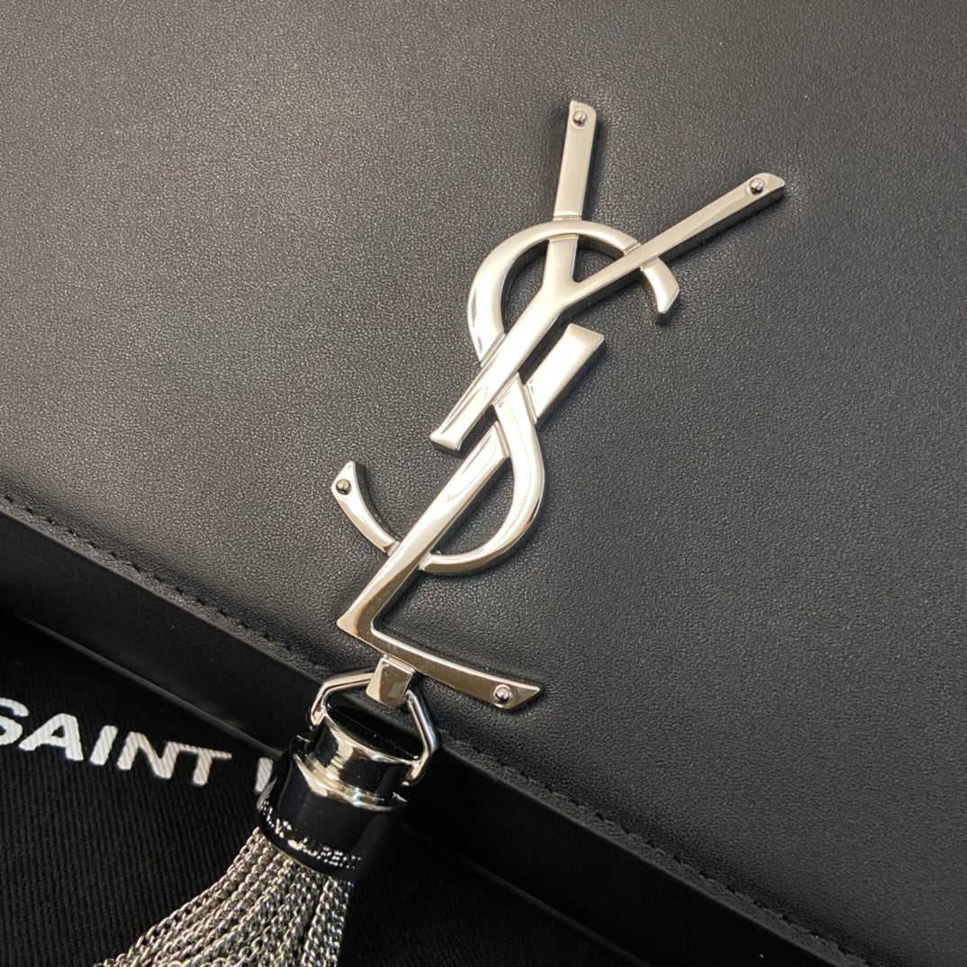 KATE TASSEL 24 SCHWARZES KALBSLEDER MIT SILBERNEN LOGO