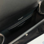 KATE TASSEL 24 SCHWARZES KALBSLEDER MIT SILBERNEN LOGO