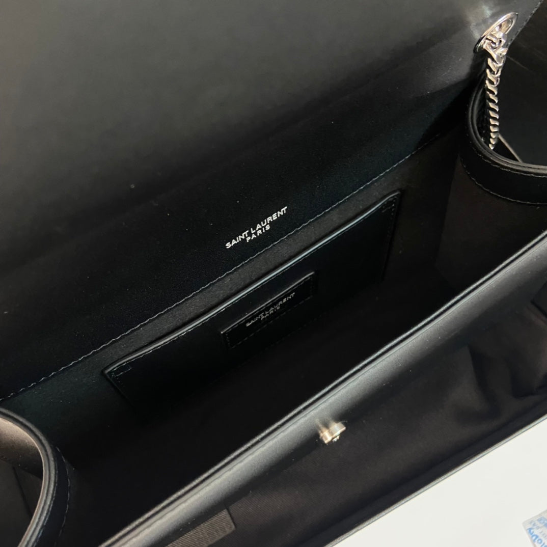 KATE TASSEL 24 SCHWARZES KALBSLEDER MIT SILBERNEN LOGO