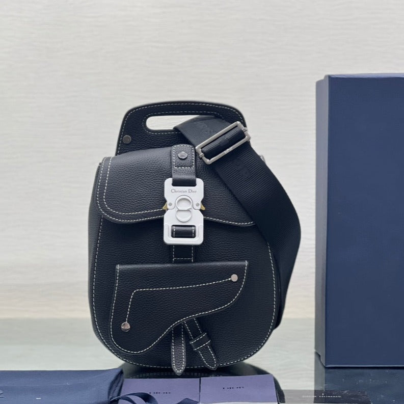 GALLOP SLING BAG 27 IN SCHWARZEM KALBSLEDER